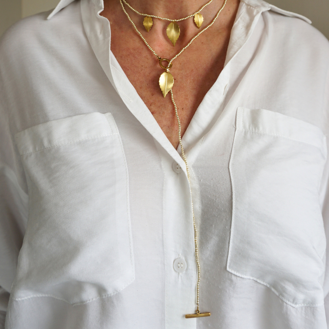 Tira larga de piedras y hojas