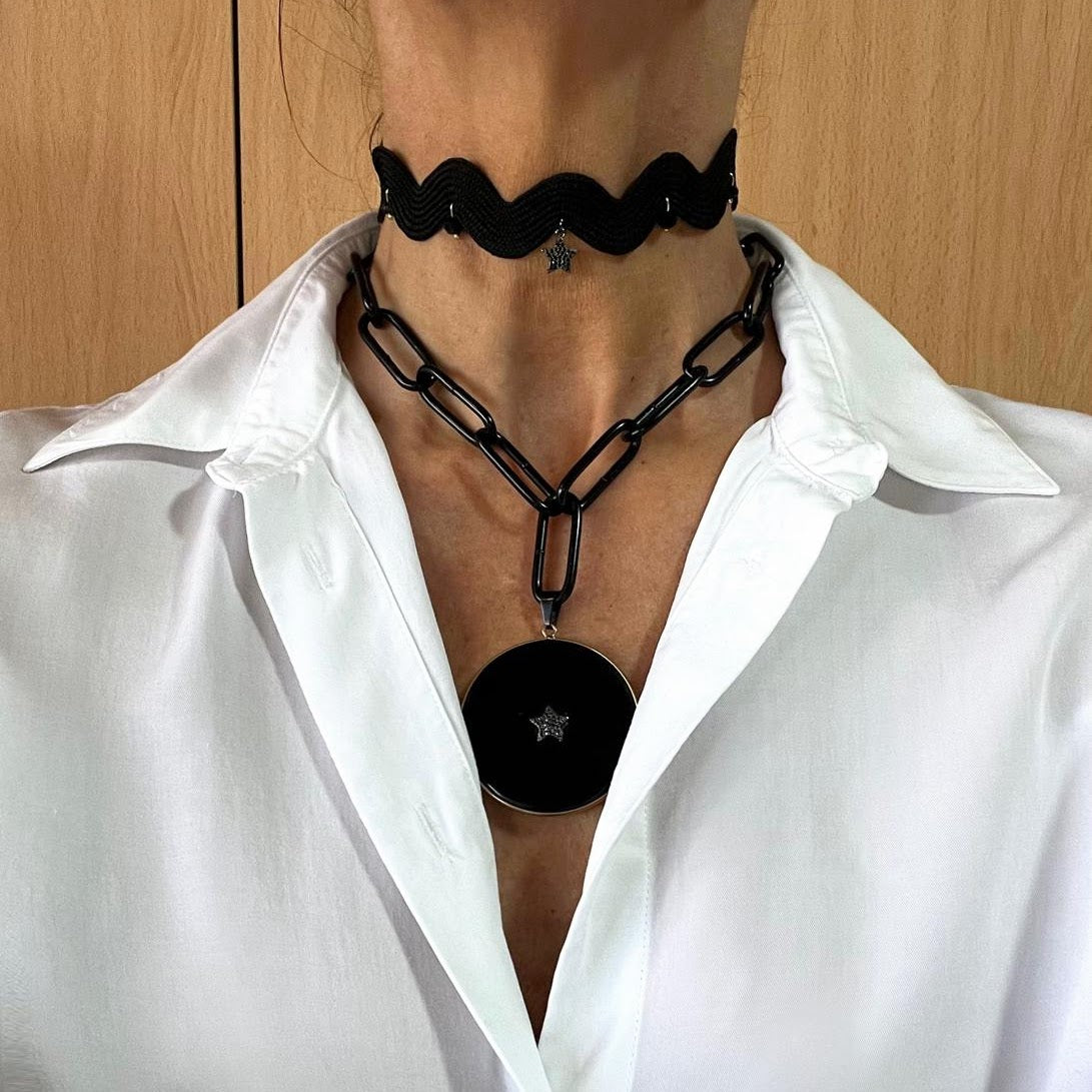 Catena nera a maglia grossa con cerchio in onice e stella in strass