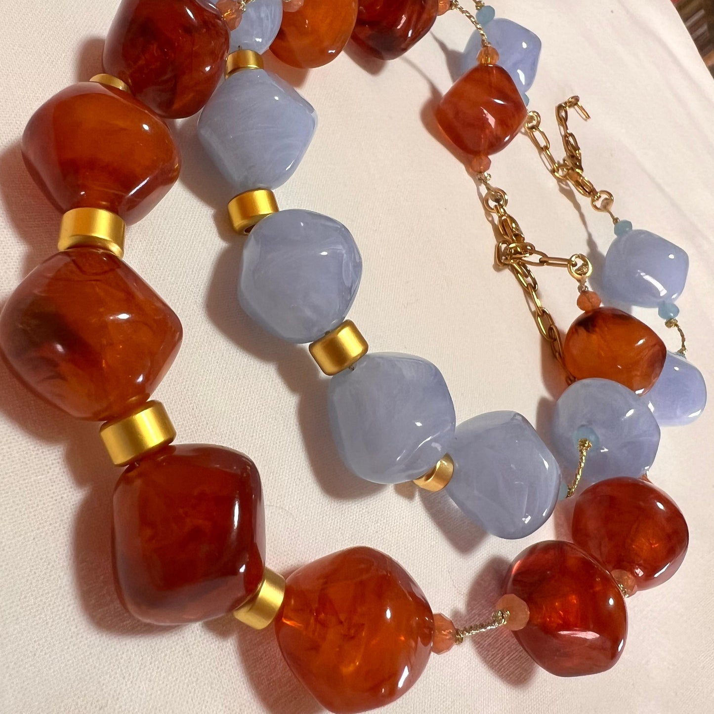 Collana corta in resina