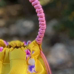 Borsetta a secchiello in seta gialla