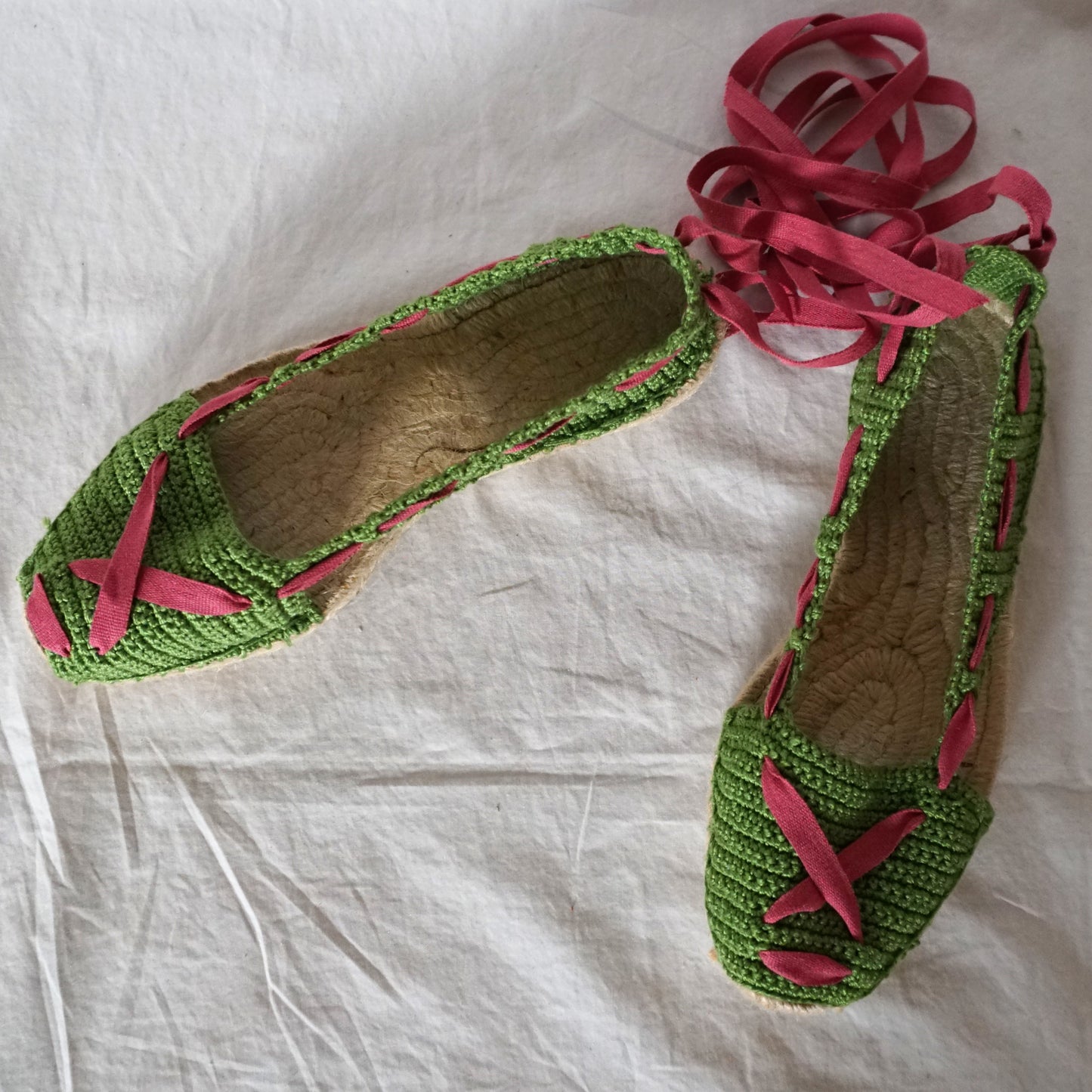 Alpargata verde cinta rosa