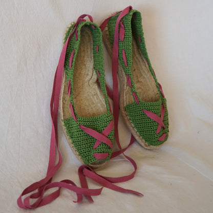 Alpargata verde cinta rosa
